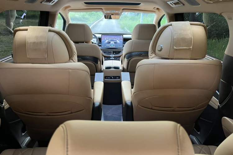 Used Denza D9 2025 DM-i Smart Drive 1020 Four-Wheel Drive Deluxe Model Interior 4