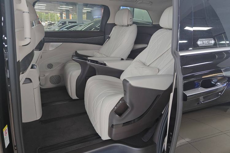 Used Denza D9 2025 DM-i Smart Drive 1020 Four-Wheel Drive Deluxe Model Interior 4