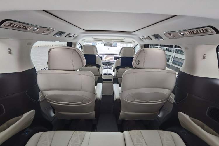 Used Denza D9 2025 DM-i Intelligent Drive 1020 Four-Wheel Drive Flagship Model Interior 5