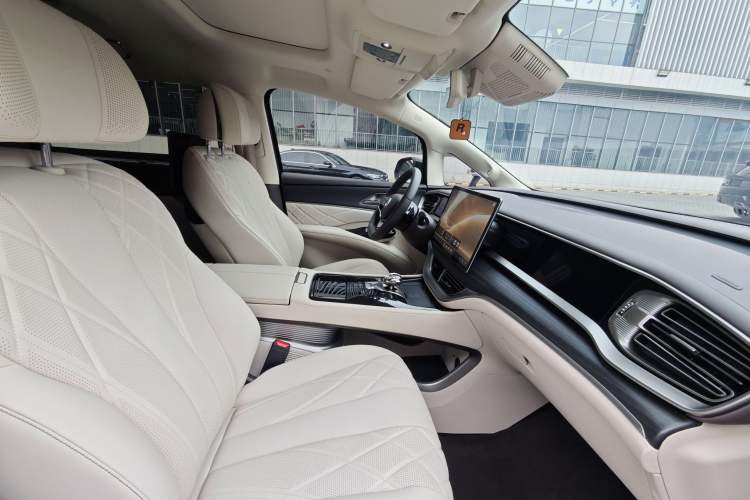 Used Denza D9 2025 DM-i Intelligent Drive 1020 Four-Wheel Drive Flagship Model Interior 7