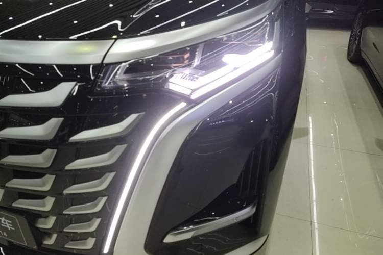 Used Denza D9 2025 DM-i Intelligent Drive 1020 Four-Wheel Drive Flagship Model Left Front Headlight