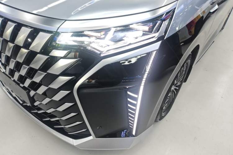 Used Denza D9 2025 DM-i Smart Drive 1020 Four-Wheel Drive Premium Model Left Front Headlight