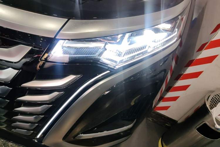 Used Denza D9 2025 DM-i Intelligent Drive 1020 Four-Wheel Drive Prestige Model Left Front Headlight