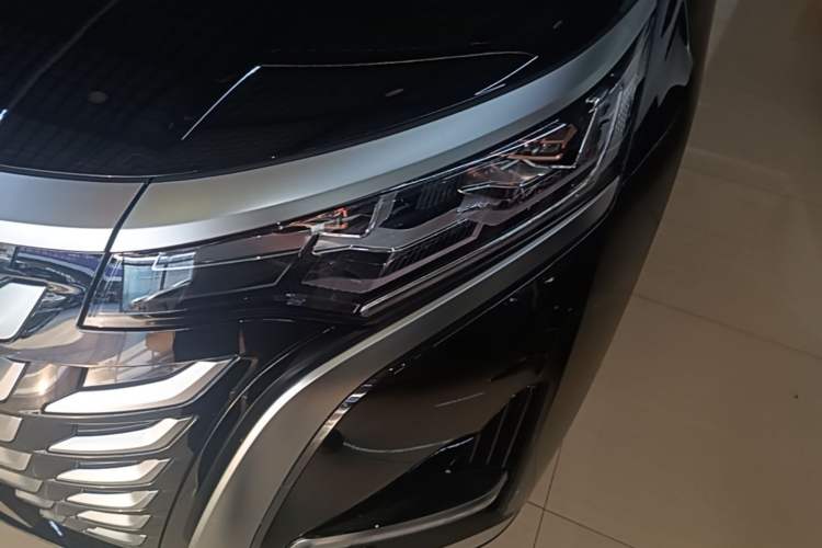 Used Denza D9 2025 DM-i Smart Drive 1020 Four-Wheel Drive Deluxe Model Left Front Headlight