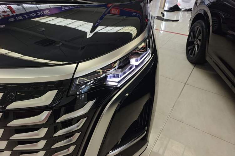 Used Denza D9 2025 DM-i Intelligent Drive 1020 Four-Wheel Drive Prestige Model Left Front Headlight