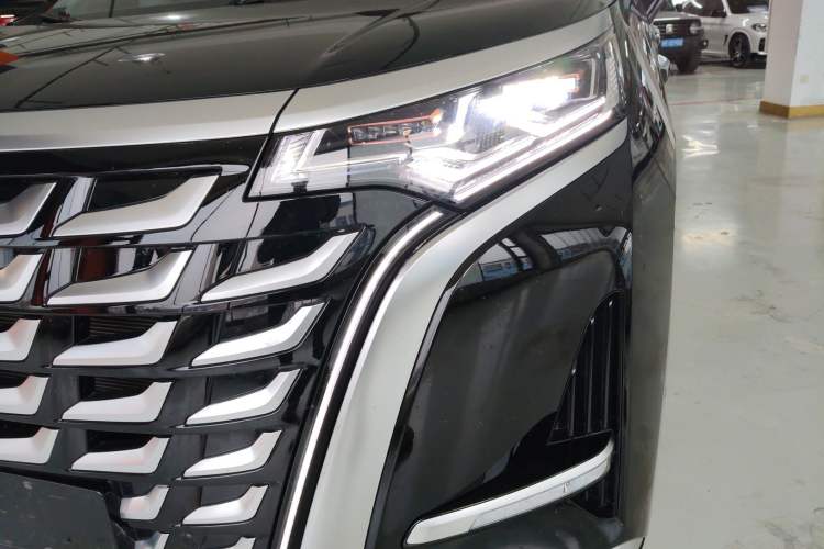 Used Denza D9 2025 DM-i Smart Drive 1020 Four-Wheel Drive Premium Model Left Front Headlight