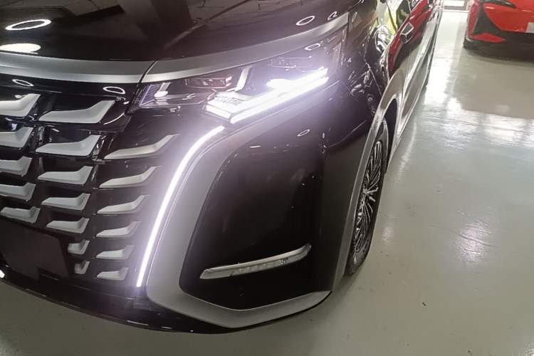 Used Denza D9 2025 DM-i Intelligent Drive 1020 Four-Wheel Drive Flagship Model Left Front Headlight