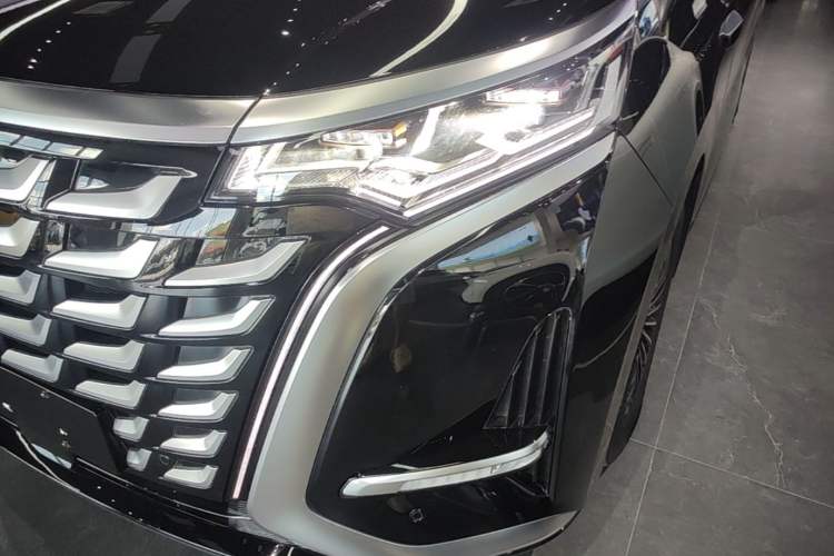 Used Denza D9 2025 DM-i Intelligent Drive 1020 Four-Wheel Drive Prestige Model Left Front Headlight