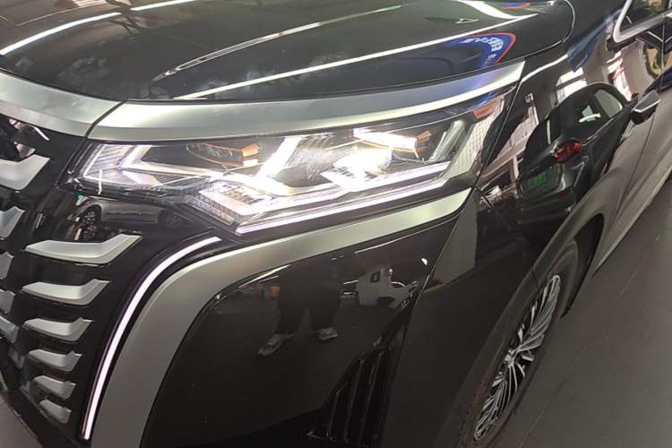 Used Denza D9 2025 DM-i Intelligent Drive 1020 Four-Wheel Drive Flagship Model Left Front Headlight