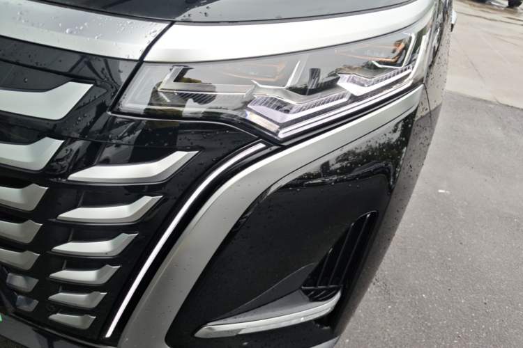Used Denza D9 2025 DM-i Smart Drive 1020 Four-Wheel Drive Deluxe Model Left Front Headlight