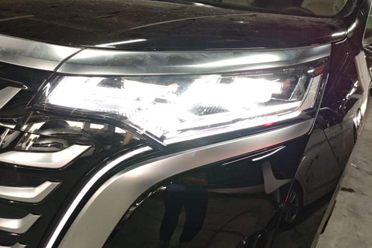 Used Denza D9 2025 DM-i Smart Drive 1020 Four-Wheel Drive Premium Model Left Front Headlight