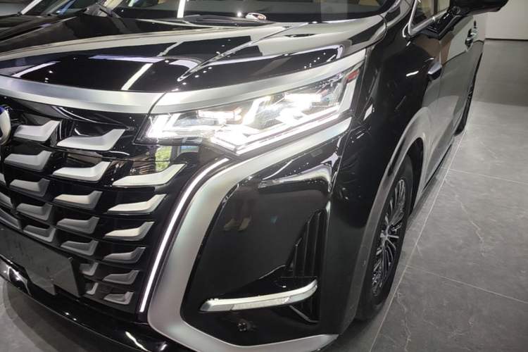 Used Denza D9 2025 DM-i Intelligent Drive 1020 Four-Wheel Drive Flagship Model Left Front Headlight