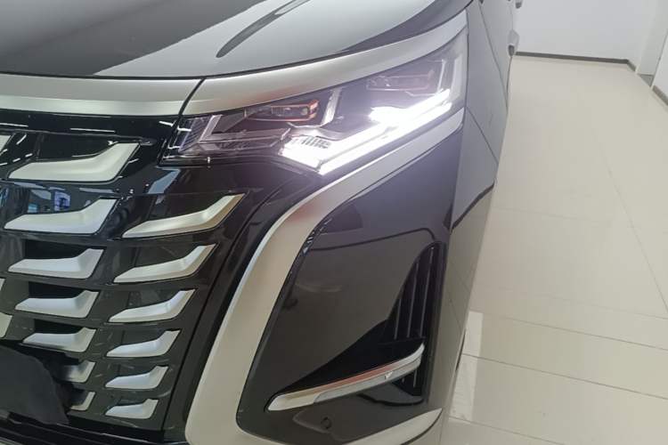 Used Denza D9 2025 DM-i Smart Drive 1020 Four-Wheel Drive Deluxe Model Left Front Headlight