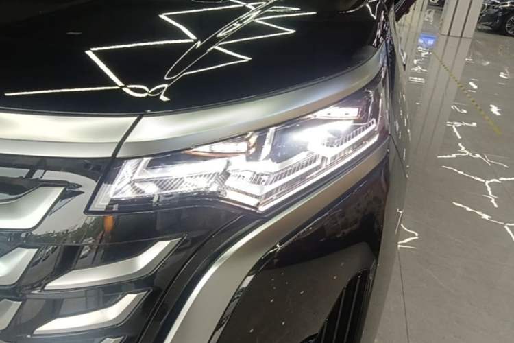 Used Denza D9 2025 DM-i Smart Drive 1020 Four-Wheel Drive Deluxe Model Left Front Headlight