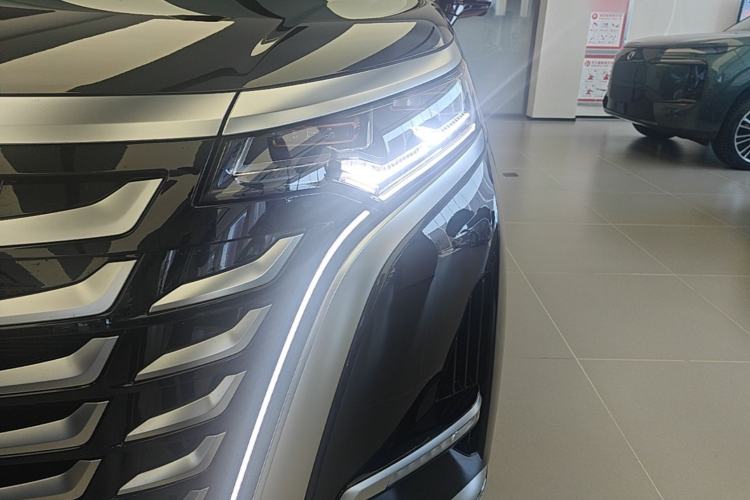 Used Denza D9 2025 DM-i Intelligent Drive 1020 Four-Wheel Drive Flagship Model Left Front Headlight