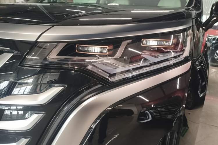 Used Denza D9 2025 DM-i Intelligent Drive 1020 Four-Wheel Drive Flagship Model Left Front Headlight