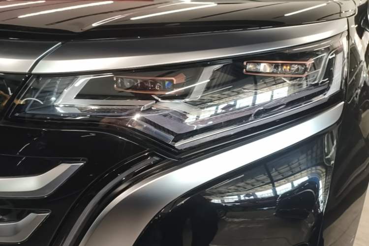Used Denza D9 2025 DM-i Intelligent Drive 1020 Four-Wheel Drive Flagship Model Left Front Headlight