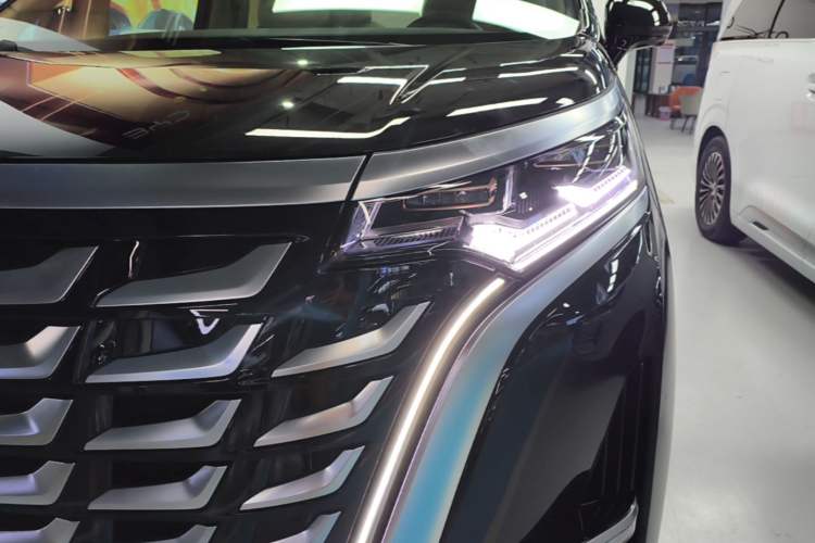 Used Denza D9 2025 DM-i Intelligent Drive 1020 Four-Wheel Drive Flagship Model Left Front Headlight