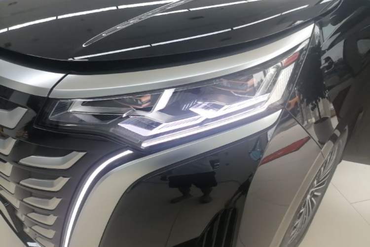 Used Denza D9 2025 DM-i Intelligent Drive 1020 Four-Wheel Drive Flagship Model Left Front Headlight