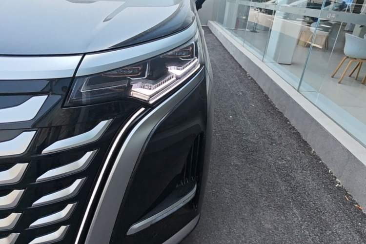 Used Denza D9 2025 DM-i Intelligent Drive 1020 Four-Wheel Drive Flagship Model Left Front Headlight