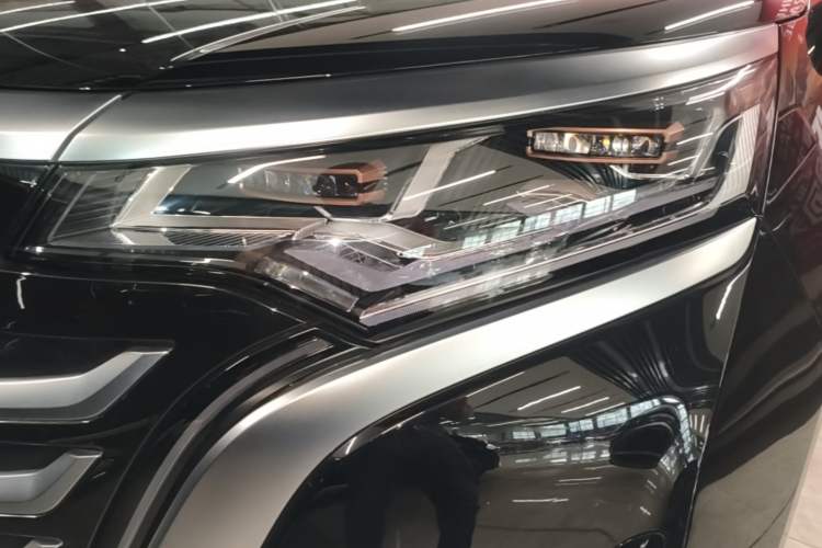 Used Denza D9 2025 DM-i Intelligent Drive 1020 Four-Wheel Drive Flagship Model Left Front Headlight