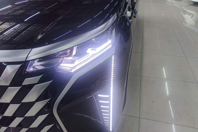 Used Denza D9 2025 DM-i Smart Drive 1020 Four-Wheel Drive Deluxe Model Left Front Headlight