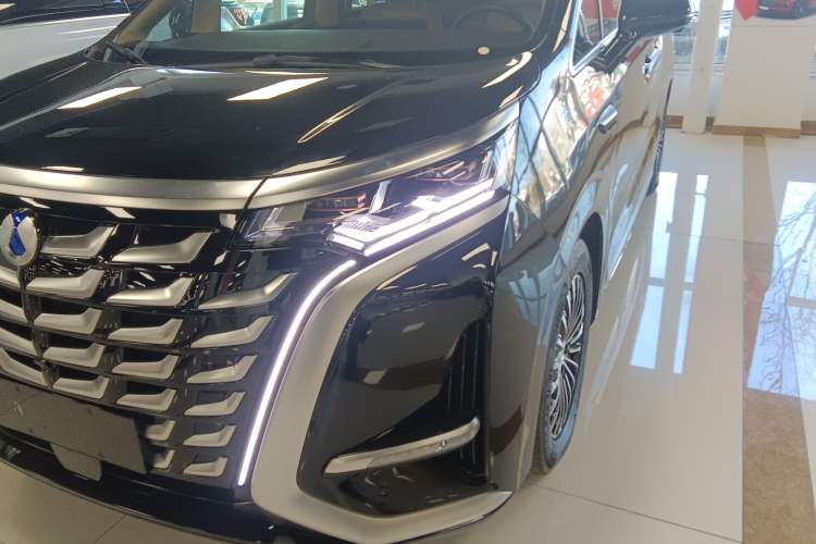 Used Denza D9 2025 DM-i Smart Drive 1020 Four-Wheel Drive Deluxe Model Left Front Headlight