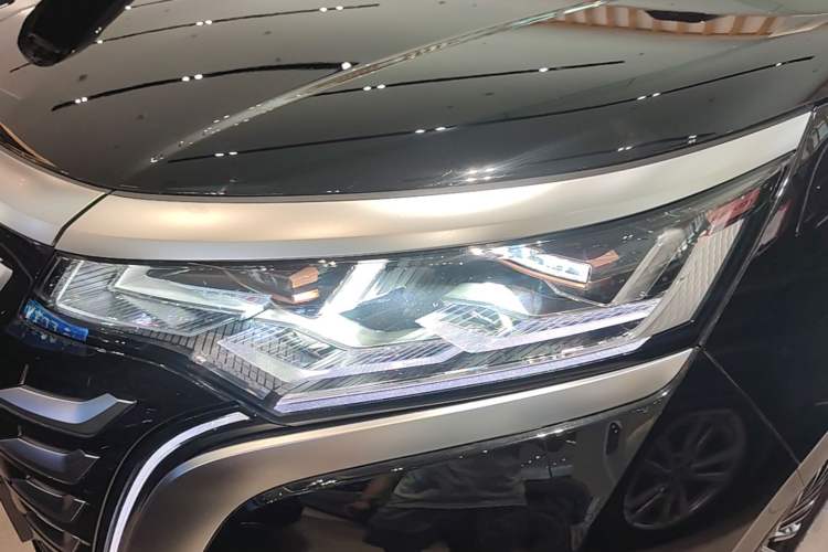 Used Denza D9 2025 DM-i Smart Drive 1020 Four-Wheel Drive Premium Model Left Front Headlight