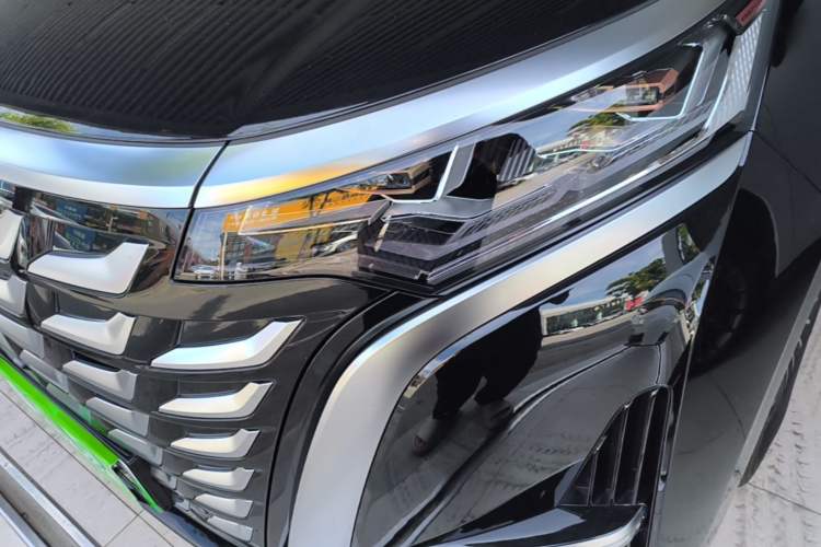 Used Denza D9 2025 DM-i Smart Drive 1020 Four-Wheel Drive Deluxe Model Left Front Headlight