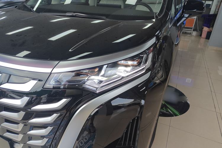 Used Denza D9 2025 DM-i Smart Drive 1020 Four-Wheel Drive Deluxe Model Left Front Headlight