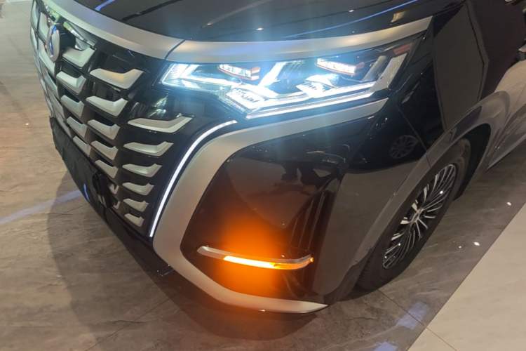 Used Denza D9 2025 DM-i Intelligent Drive 1020 Four-Wheel Drive Flagship Model Left Front Headlight