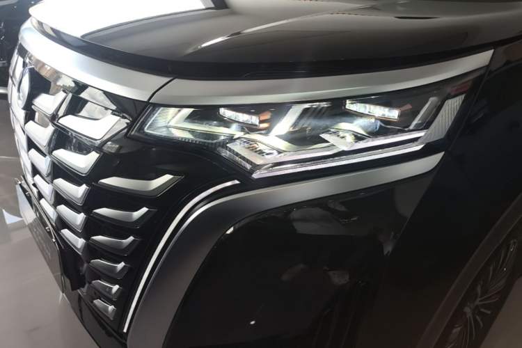 Used Denza D9 2025 DM-i Intelligent Drive 1020 Four-Wheel Drive Flagship Model Left Front Headlight