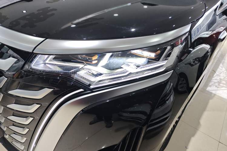 Used Denza D9 2025 DM-i Intelligent Drive 1020 Four-Wheel Drive Prestige Model Left Front Headlight