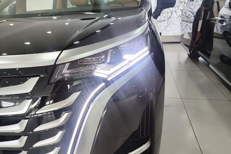 Used Denza D9 2025 DM-i Intelligent Drive 1020 Four-Wheel Drive Prestige Model Left Front Headlight