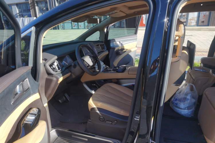 Used Denza D9 2025 DM-i Intelligent Drive 1020 Four-Wheel Drive Prestige Model Left Front Seat