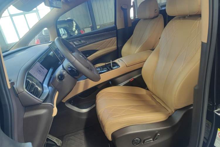 Used Denza D9 2025 DM-i Intelligent Drive 1020 Four-Wheel Drive Prestige Model Left Front Seat