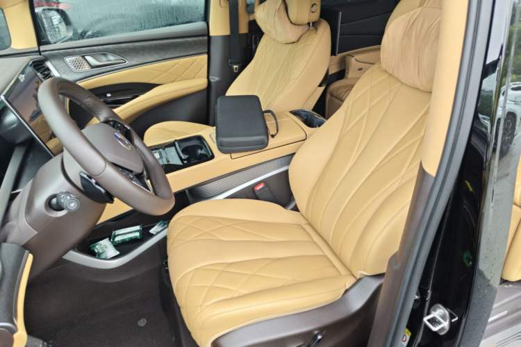 Used Denza D9 2025 DM-i Smart Drive 1020 Four-Wheel Drive Deluxe Model Left Front Seat
