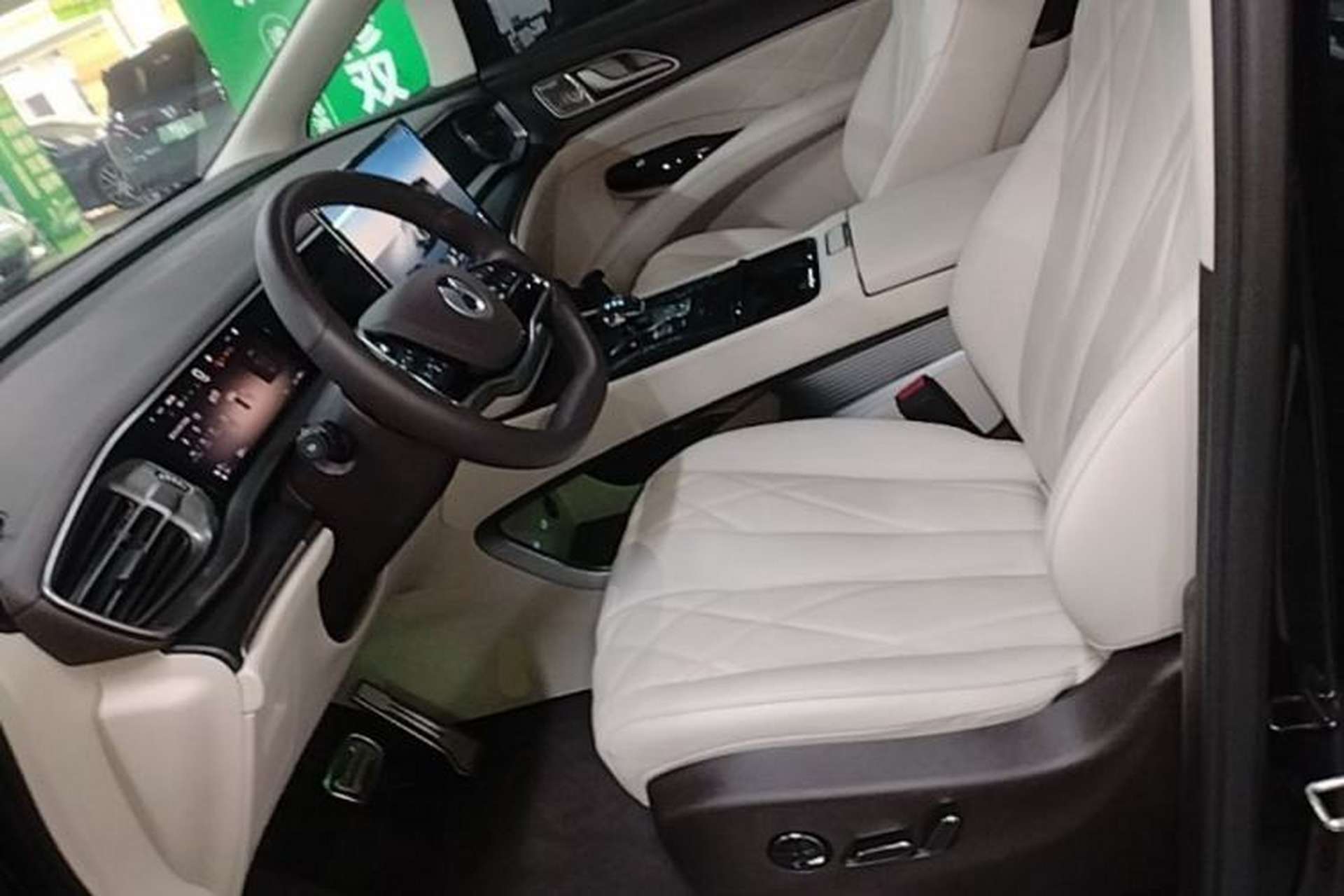 Used Denza D9 2025 DM-i Intelligent Drive 1020 Four-Wheel Drive Flagship Model Left Front Seat