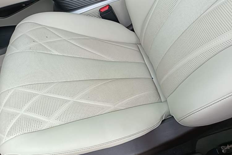 Used Denza D9 2025 DM-i Intelligent Drive 1020 Four-Wheel Drive Flagship Model Left Front Seat