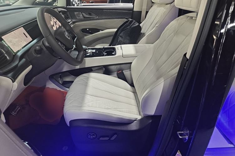 Used Denza D9 2025 DM-i Smart Drive 1020 Four-Wheel Drive Deluxe Model Left Front Seat