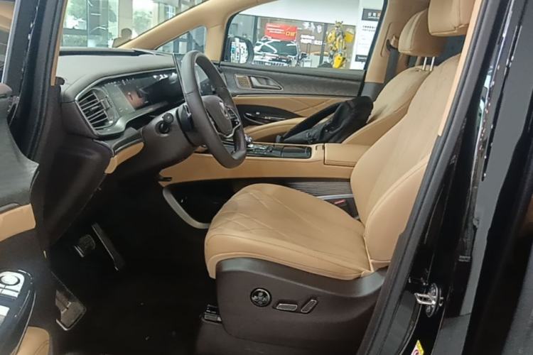 Used Denza D9 2025 DM-i Smart Drive 1020 Four-Wheel Drive Deluxe Model Left Front Seat