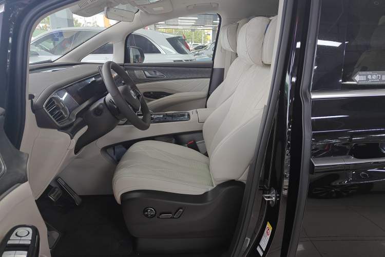 Used Denza D9 2025 DM-i Smart Drive 1020 Four-Wheel Drive Deluxe Model Left Front Seat