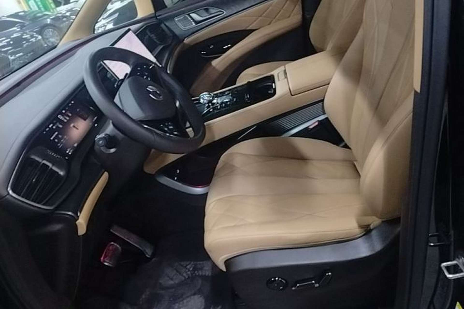 Used Denza D9 2025 DM-i Intelligent Drive 1020 Four-Wheel Drive Prestige Model Left Front Seat