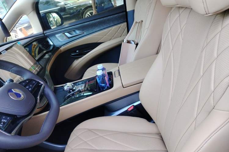 Used Denza D9 2025 DM-i Smart Drive 1020 Four-Wheel Drive Deluxe Model Left Front Seat