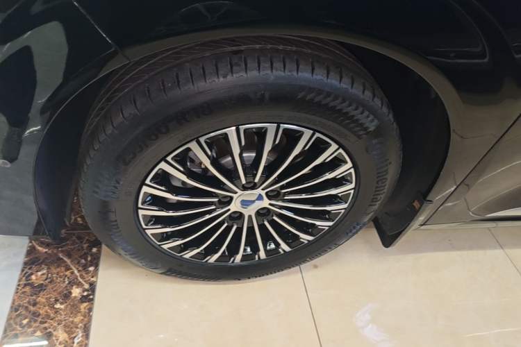 Used Denza D9 2025 DM-i Intelligent Drive 1020 Four-Wheel Drive Prestige Model Left Front Wheel Hub