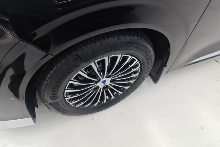 Used Denza D9 2025 DM-i Smart Drive 1020 Four-Wheel Drive Premium Model Left Front Wheel Hub