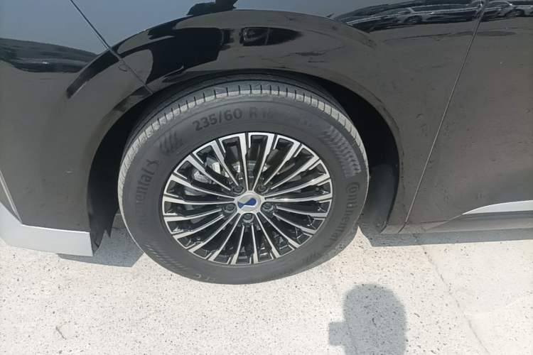 Used Denza D9 2025 DM-i Intelligent Drive 1020 Four-Wheel Drive Prestige Model Left Front Wheel Hub