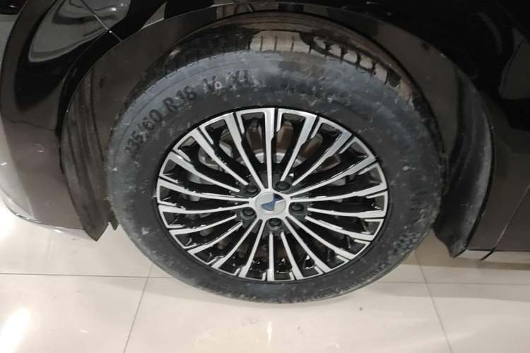 Used Denza D9 2025 DM-i Intelligent Drive 1020 Four-Wheel Drive Prestige Model Left Front Wheel Hub