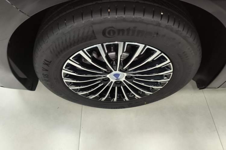 Used Denza D9 2025 Model DM-i Four-Wheel Drive Prestige Edition Left Front Wheel Hub