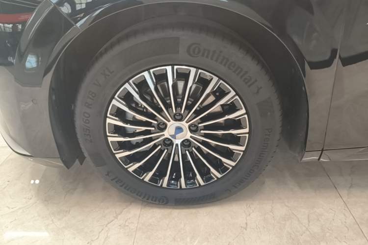 Used Denza D9 2025 DM-i Intelligent Drive 1020 Four-Wheel Drive Flagship Model Left Front Wheel Hub